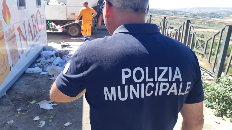 Beccati a scaricare rifiuti, sanzionati dalla Polizia locale