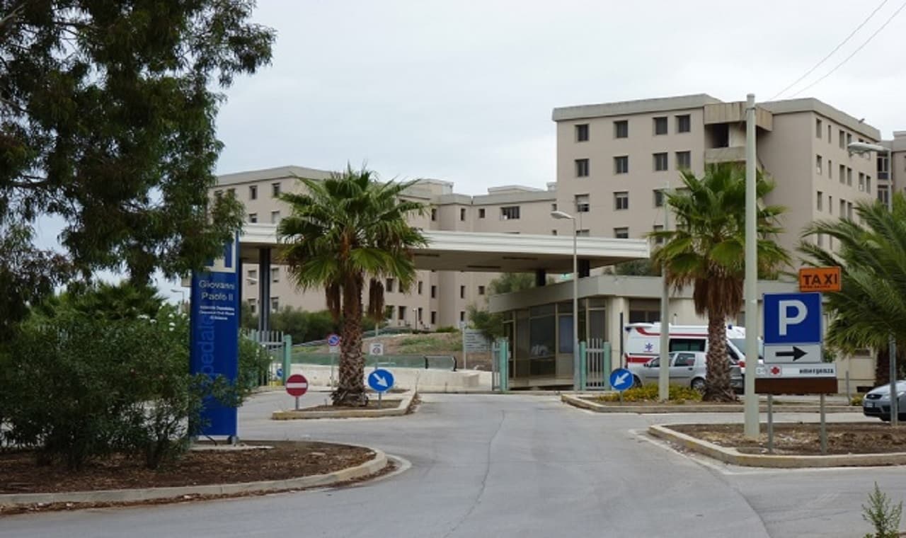 Pretende maggiori cure per un congiunto e prende a pedate la porta del Pronto Soccorso