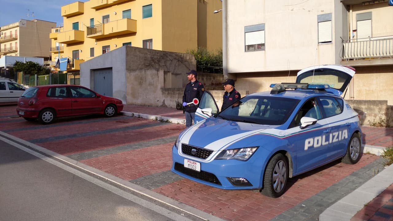 Sorpreso in strada con 12 flaconi di metadone, arrestato