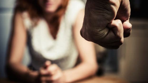 ROMPE IL NASO E SCHIAFFEGGIA SELVAGGIAMENTE LA COMPAGNA CHE FINISCE AL PRONTO SOCCORSO MA NON LO DENUNCIA