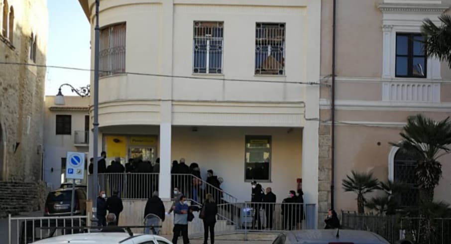 Poste, file infinite e assembramenti