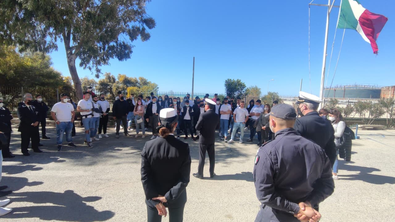 “Giornata del mare”, esperienza in Capitaneria di porto per gli studenti nel Nautico “Gallo”