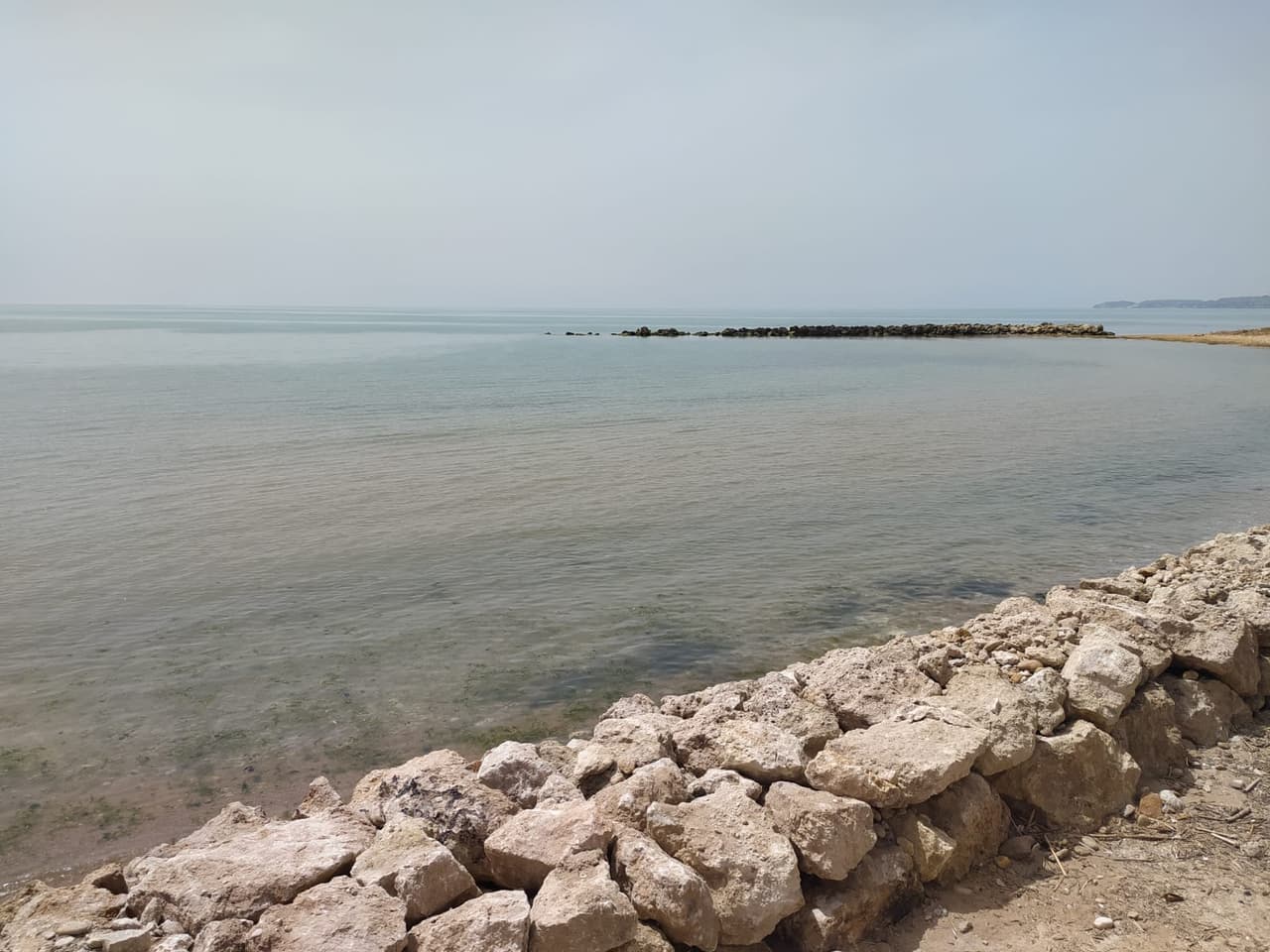 Ritrovato un cadavere sulla spiaggia di Punta Bianca: indagini in corso ad Agrigento