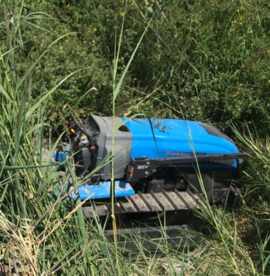 Si ribalta trattore agricoltore muore schiacciato dai cingoli
