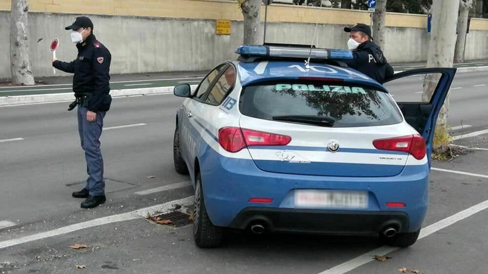 Aveva due coltelli e un’ascia in auto, cinquantenne denunciato dalla Polizia