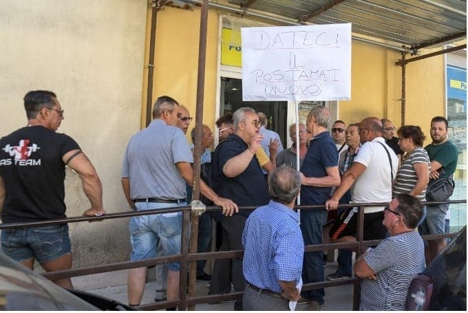 POSTAMAT SEMPRE GUASTO E POMERIGGIO UFFICIO CHIUSO: SIT-IN DI PROTESTA DAVANTI LE POSTE DI NARO