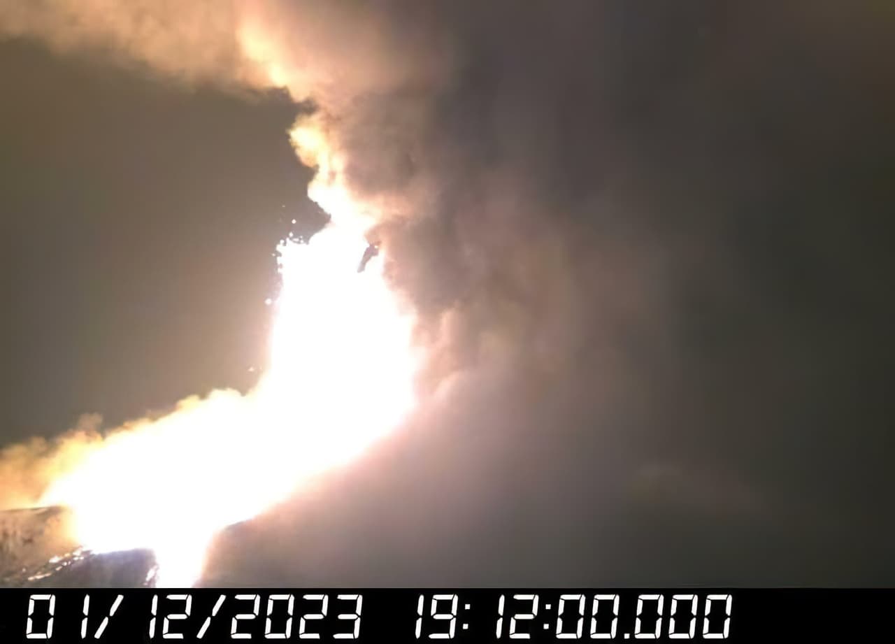ETNA IN ERUZIONE: ALLERTA ROSSA PER I VOLI CHE COMUNQUE RESTANO OPERATIVI