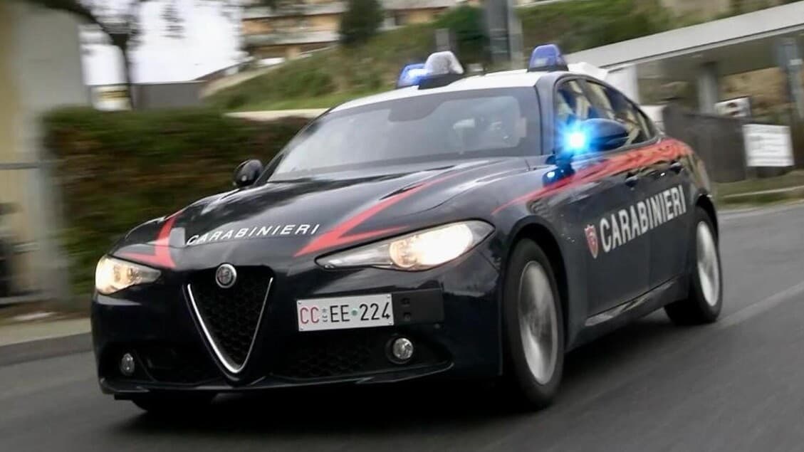 RIMUOVE IL BRACCIALETTO ELETTRONICO ED EVADE DAI DOMICILIARI