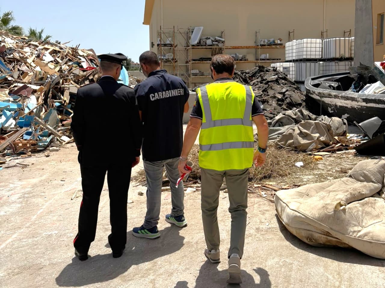 I CARABINIERI SEQUESTRANO UN IMPIANTO DI RECUPERO E TRATTAMENTO DI RIFIUTI