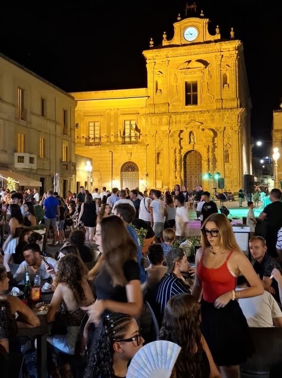 Naro: piazza piena e tanta musica e balli per Festa Emigrato