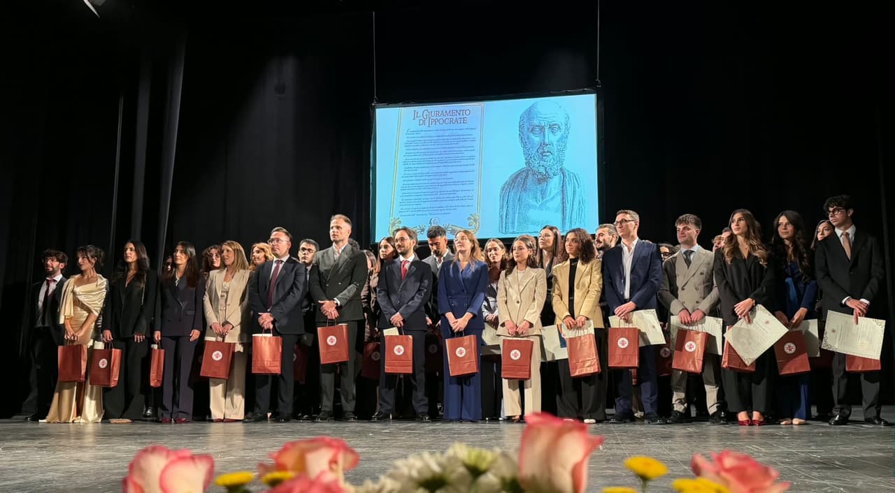 Al teatro Pirandello il Giuramento di Ippocrate e l’omaggio ai medici a 50 anni dalla laurea