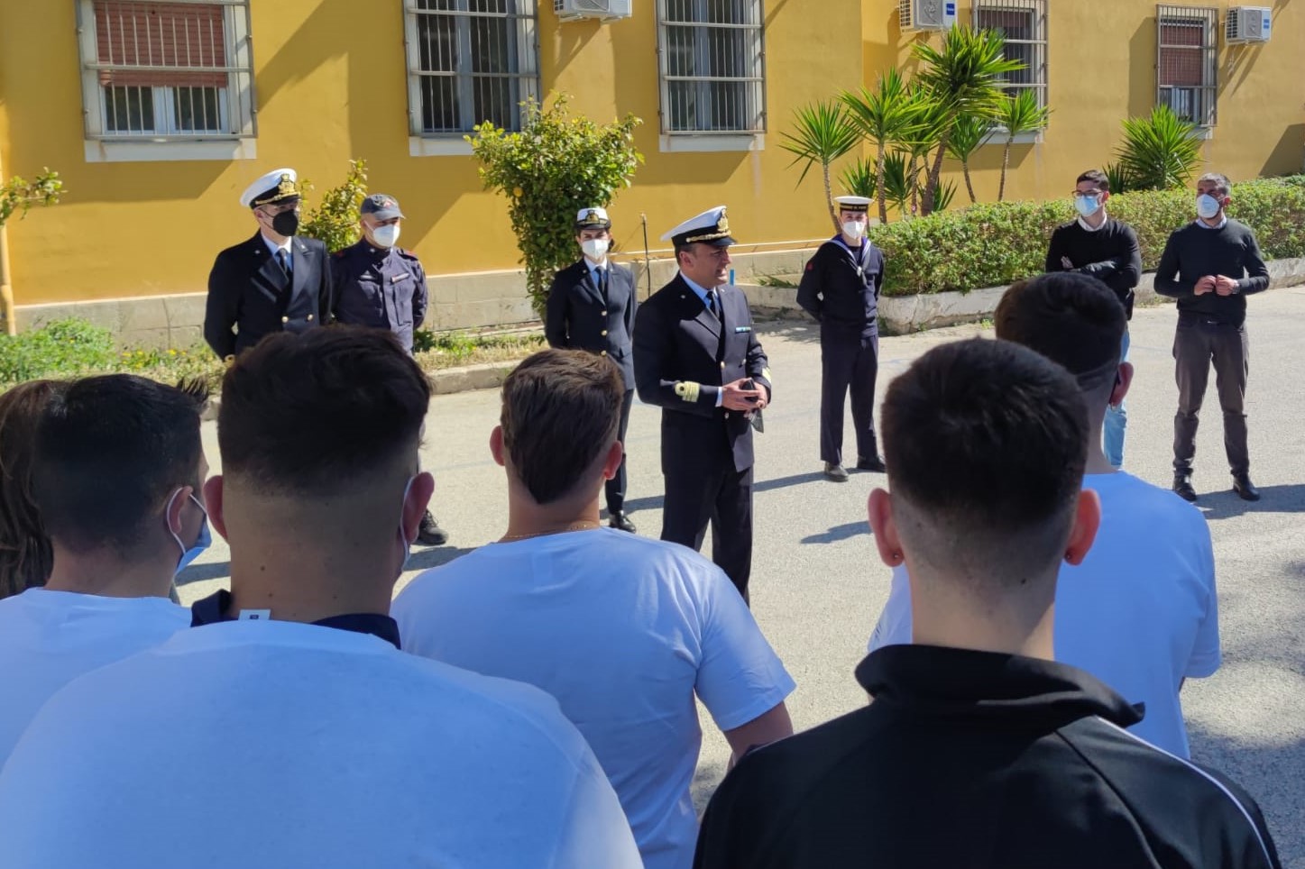 Il comandante Fabio Serafino con gli studenti del Nautico “Gallo”